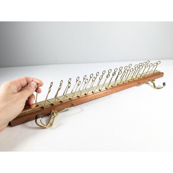 Vintage wood and brass tie rack made in Taiwan, 36 peg belt holder, wall hanging - Picture 4 of 9